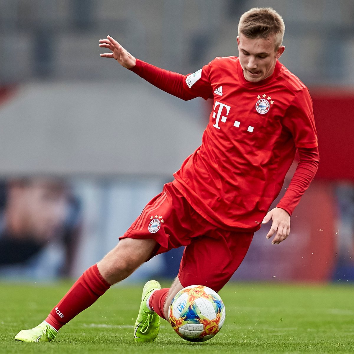 I want to become a professional here. Here I want to assert myself and at some point show up in the Allianz Arena. That's why I extended my contract. The people in charge at FC Bayern convinced me with their concept for my next steps to stay here.