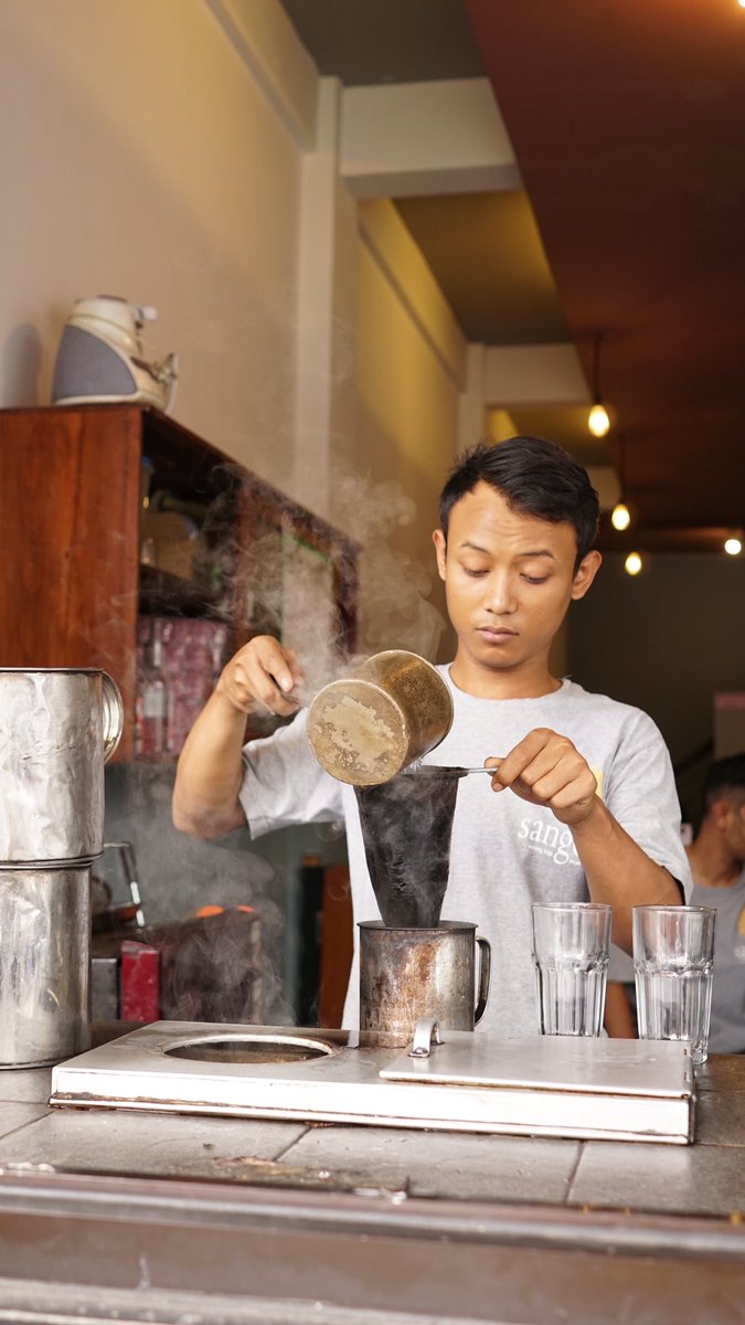 malangkuliner's tweet photo. Perihal segar segar, Sanger Warung Kopi &amp; Mie Aceh masih unggul di kelasnya.
Ada teh tarik, kopi tarik, teh tarik hijau, kopi sanger bahkan ada juga kopi khop.
⠀
Kultur ngopi di Aceh benar benar disajikan secara sempurna oleh Sanger, mulai dari cara pembuatan, tampilan dan rasa. https://t.co/0ypNOpqIF6