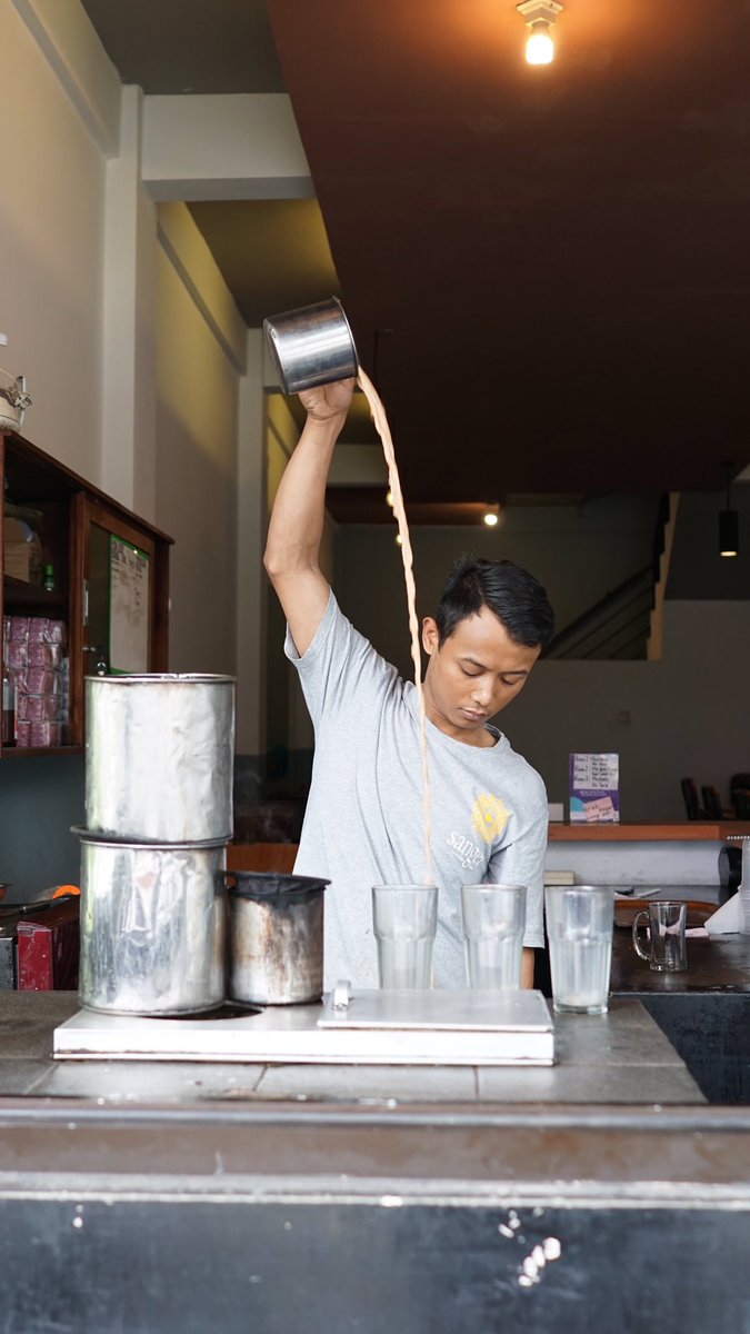 malangkuliner's tweet photo. Perihal segar segar, Sanger Warung Kopi &amp; Mie Aceh masih unggul di kelasnya.
Ada teh tarik, kopi tarik, teh tarik hijau, kopi sanger bahkan ada juga kopi khop.
⠀
Kultur ngopi di Aceh benar benar disajikan secara sempurna oleh Sanger, mulai dari cara pembuatan, tampilan dan rasa. https://t.co/0ypNOpqIF6