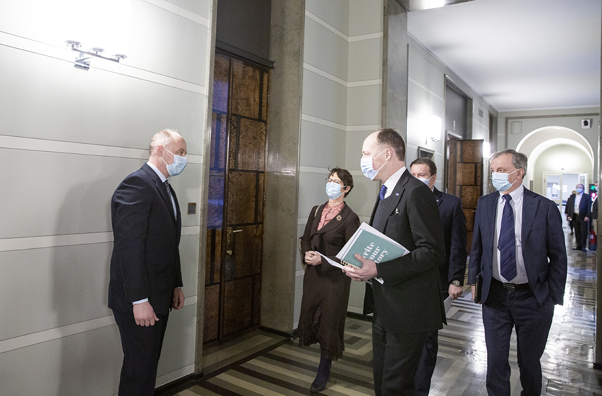 SuomenEduskunta's tweet image. Perussuomalaisten @persut, kristillisdemokraattien @KDpuolue ja Liike Nytin @LiikeNyt eduskuntaryhmät jättivät tänään hallitukselle välikysymyksen EU:n elpymispaketista. 

Lue lisää: bit.ly/3rIZjMD

#välikysymys #elpymisväline #elvytyspaketti