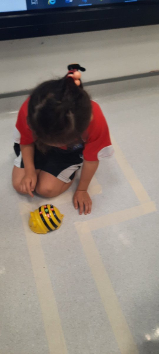 WPS_FS2's tweet photo. #FS2F enjoyed making the beebots follow the road by programming them to turn left or right as needed... https://t.co/9ymCt9Qud5