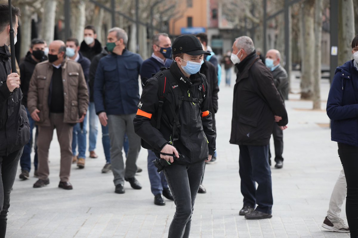 Olot ara mateix: 3 persones amb acreditacions falses imitant el braçal de premsa i que van amb la comitiva de V0X, es passegen creuant la línia policial fent-se passar per periodistes. Una d’elles pretenia saber de quin mitja era jo. Això és intolerable, <a href="/periodistes_cat/">Col·legi de Periodistes de Catalunya</a> <a href="/UPIFC/">Sindicat Imatge UPIFC</a>.