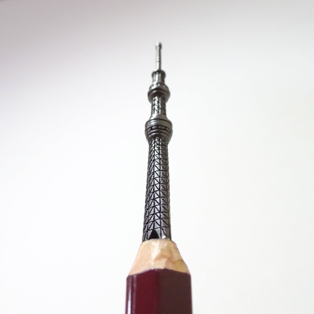 シロイ 鉛筆彫刻人 新作完成 鉛筆の芯で東京スカイツリーを作りました