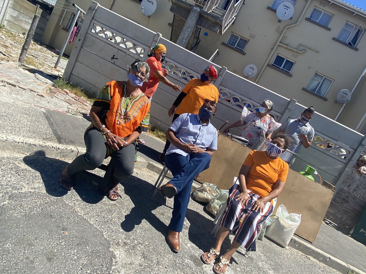 ricardomackenzi's tweet photo. The afternoon Auntie Gabieba Rademeyer cooking for community of Woodlands.
These aunties are really stalwarts of our community. Thanks to Executive Mayor of Cape Town Dan Plato and @CityofCT for their continued support & supply for these community volunteers.
#LetsGetsToWork https://t.co/qftEycedvI