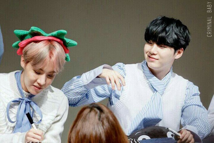 Yoongi:Hoseok:Yoongi: *sparkly soft eyes*a short thread 