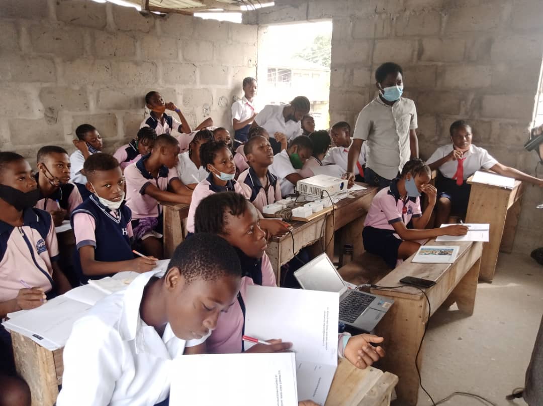 crystalLensng's tweet photo. Here are some of the highlights of last week in pictures. We had great fun speaking to the students on the importance of staying safe in the pandemic. 
Hope you are consistently wearing your mask and washing your hands? 
#crystallensimpactafrica #crystallenscareerbuilders #Career https://t.co/0K6h4lDM4M