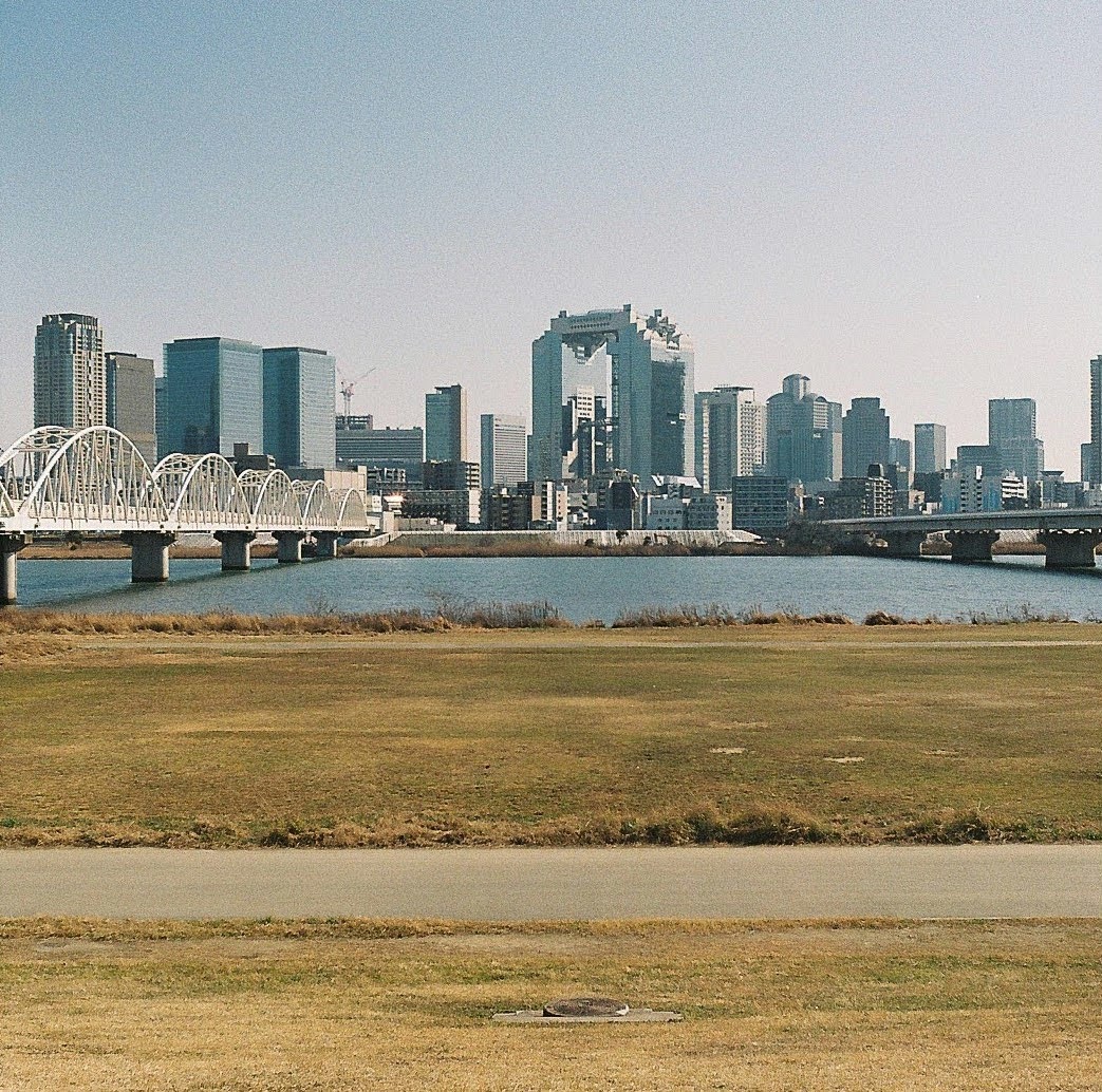 Grosses_Wasser's tweet image. ウォール・ウメダを臨む
#photography #RobotStar #Xenar38mm  #SUPERIAXTRA400 #フィルム写真 #ましかく写真