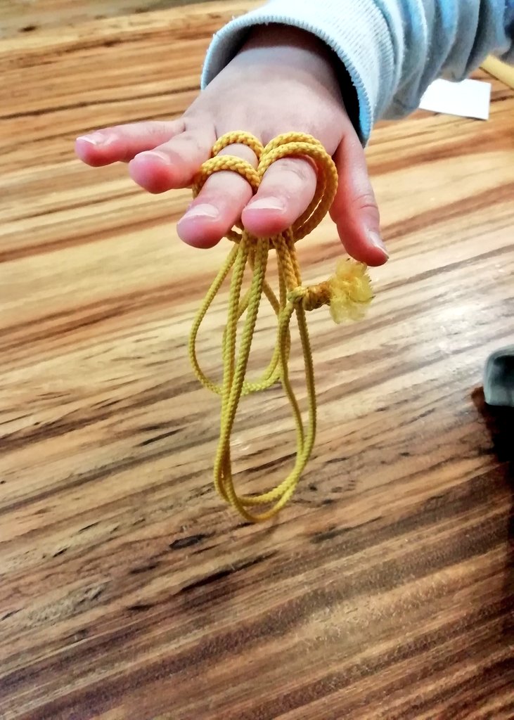 キノネコ 弟 6歳 があやとりにハマってまして 橋 亀 ゴム 飛行機 兜ときてこれ最終形態のネクタイらしいです