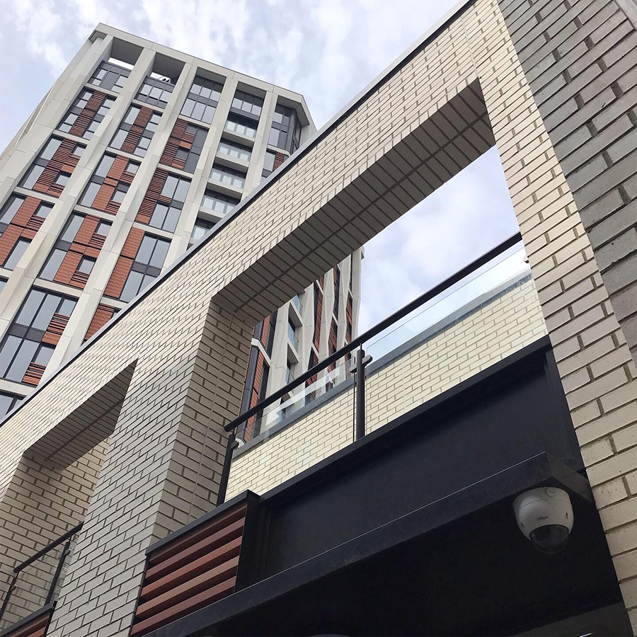 mbhplc's tweet photo. The low-rise building of Parker Tower, London overlooks the central garden space and is composed of our #Blockleys Porcelain White Smooth #bricks to reflect its domestic scale, sharing the terracotta fins of its adjoining tower @TaylorMaxwellCo @squirepartners #Michelmersh https://t.co/0uPPFPaeDj