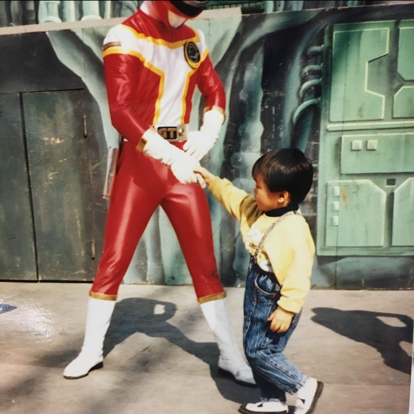 ゲンテイ 後楽園ゆうえんちでレッドターボと握手しているアイコン この写真よく見ると レッドが人差し指を出して握手 してることに気づいて驚きました 私の手が小さいから握手できないためだと思います これもヒーローの優しさなんでしょうね 後楽園 ゲンテイ 後楽園ゆうえんちでレッドターボと握手しているアイコン この写真よく見ると レッドが人差し指を出して握手 してることに気づいて驚きました 私の手が小さいから握手できないためだと思います これもヒーローの優しさなんでしょうね 後楽園