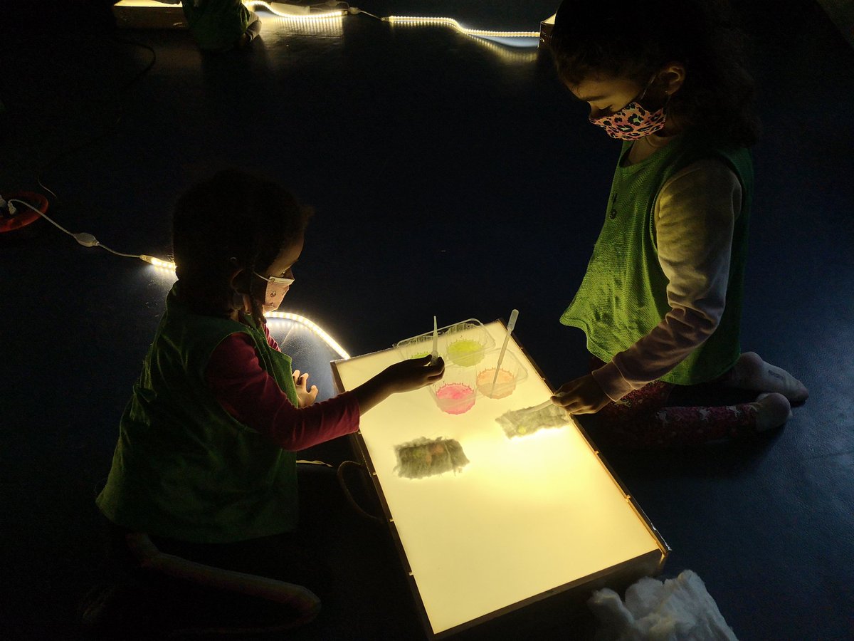 EscolaSaavedra's tweet photo. Els petits de l'escola experimenten amb els colors de la llum #RoboticaEscSaavedra @aliancesmagnet @etseURV @AliancaStem @FundacioBofill @TARRACObot #STEAM #robòtica #taulesdellum #ferpensaricomunicar #projectellum #treballglobalitzat https://t.co/9RgmeLWga5
