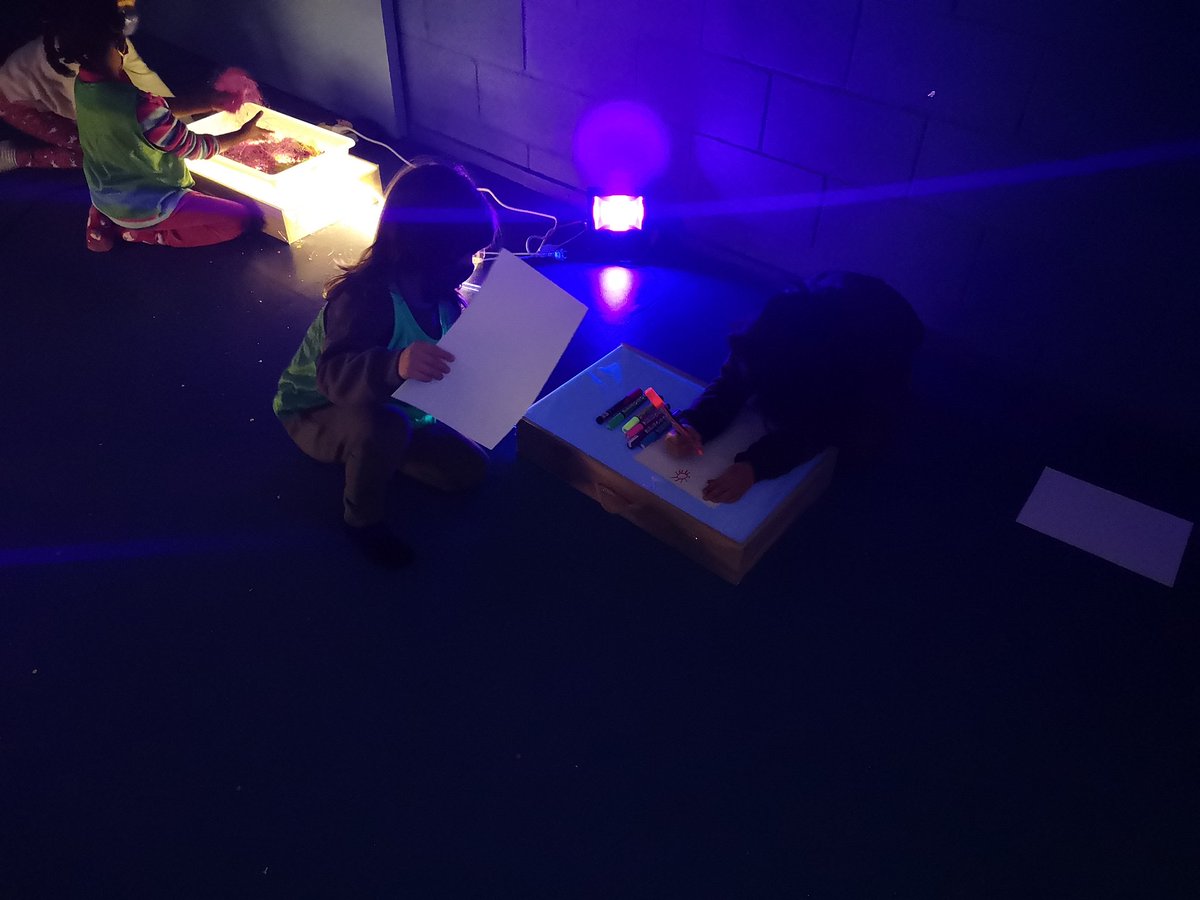 EscolaSaavedra's tweet photo. Els petits de l'escola experimenten amb els colors de la llum #RoboticaEscSaavedra @aliancesmagnet @etseURV @AliancaStem @FundacioBofill @TARRACObot #STEAM #robòtica #taulesdellum #ferpensaricomunicar #projectellum #treballglobalitzat https://t.co/9RgmeLWga5