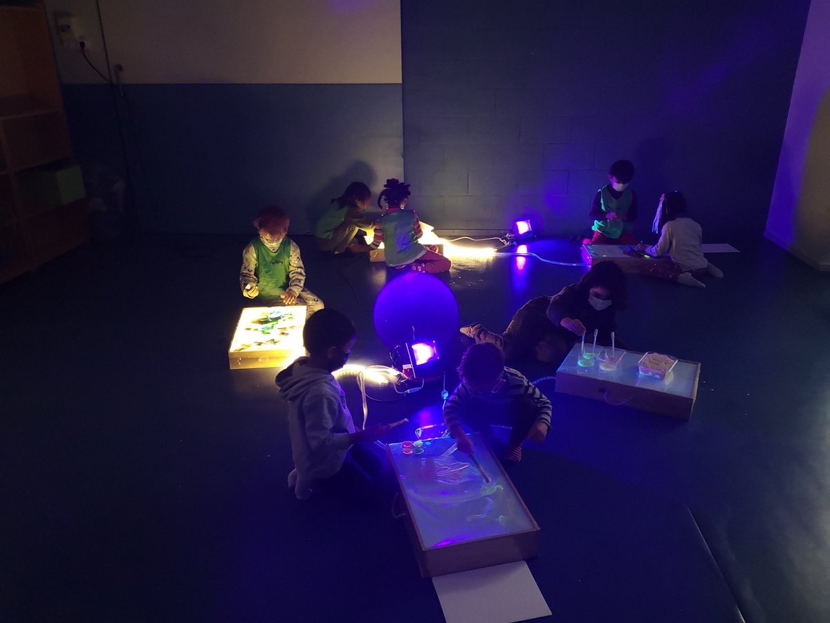 EscolaSaavedra's tweet photo. Els petits de l'escola experimenten amb els colors de la llum #RoboticaEscSaavedra @aliancesmagnet @etseURV @AliancaStem @FundacioBofill @TARRACObot #STEAM #robòtica #taulesdellum #ferpensaricomunicar #projectellum #treballglobalitzat https://t.co/9RgmeLWga5