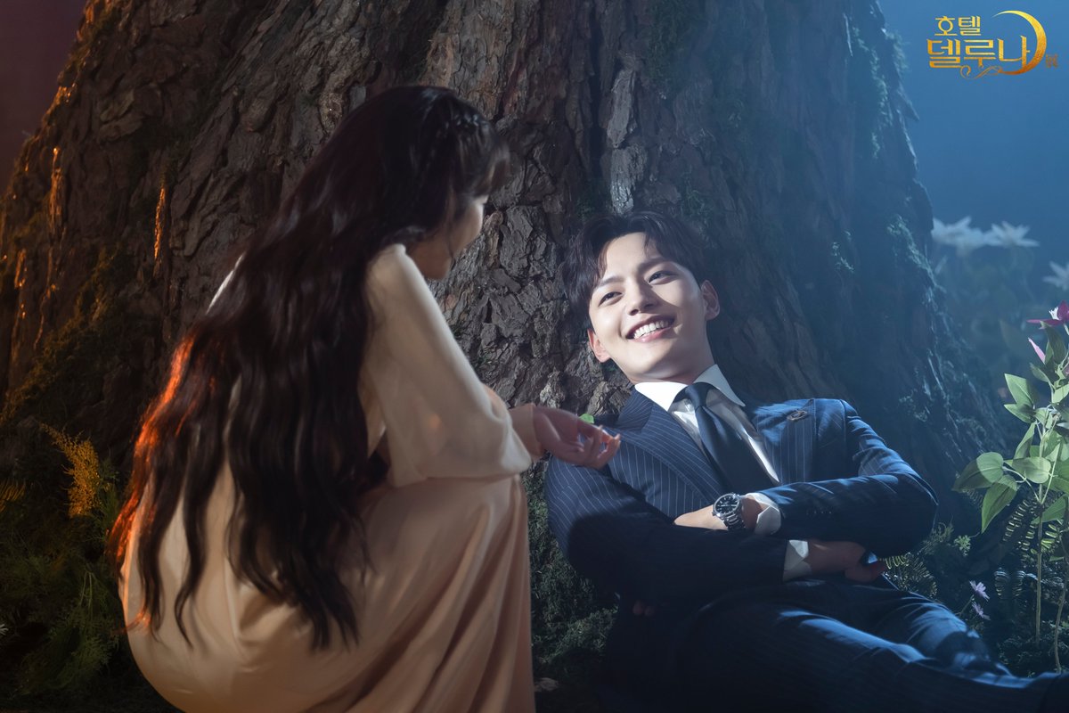 ilikeUbestGK's tweet photo. Now I know why Jieun said "I'd like to film this drama for the rest of my life" 😉 Jingoo and Jieun always playing and laughing while filming really close #manchan has simple things 🌕💫 Hope they can keep their relationship like that until now #IU #YeoJinGoo 💙 need some hints https://t.co/0u74qDDHTu
