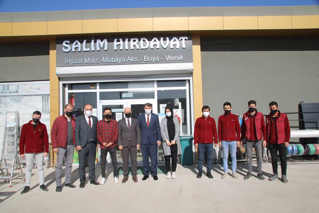 Sayın Valimiz <a href="/valisalihayhan/">Salih AYHAN</a>’ın, işyerimize yapmış olduğu ziyaretten ötürü, şahsım ve esnaf arkadaşlarım adına teşekkür ediyorum. Geçirmekte olduğumuz bu sıkıntılı süreci birbirimize güvenerek ve daha fazla üreterek aşacağımıza inanıyorum.