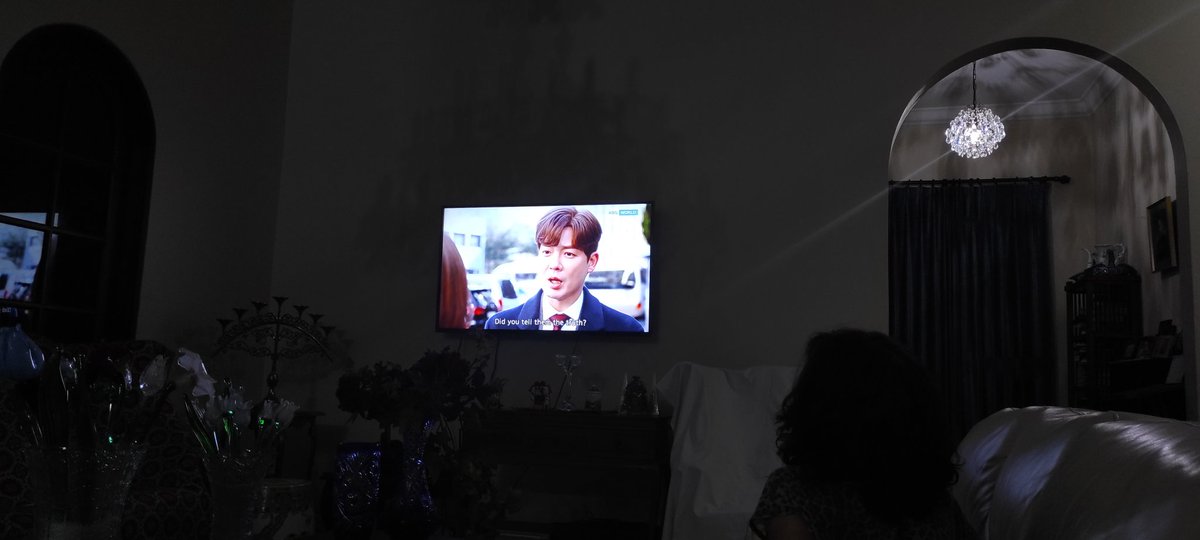 TinzLoves2Shop's tweet photo. Sekalinya mau nonton netflix di tv, eh le Madre lagi seru nonton #ManInAVeil.

Barusan gugel, ternyata drakor 100 eps bow. Buseeet. https://t.co/jdntIT3BL7
