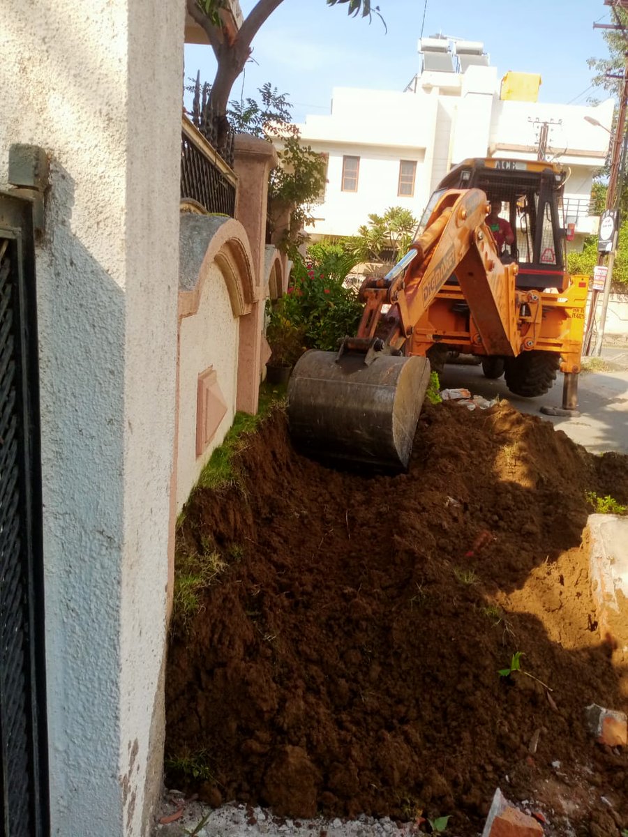 ngpnmc's tweet photo. #NMC officials, under the ongoing #AntiEnchroachment drive, have removed illegally occupied footpath in #DhantoliZone. 

#NMCatWork #RemovingEnchroachments #Clearingfootpaths
@NmcZone4 https://t.co/fllvWvR7hz
