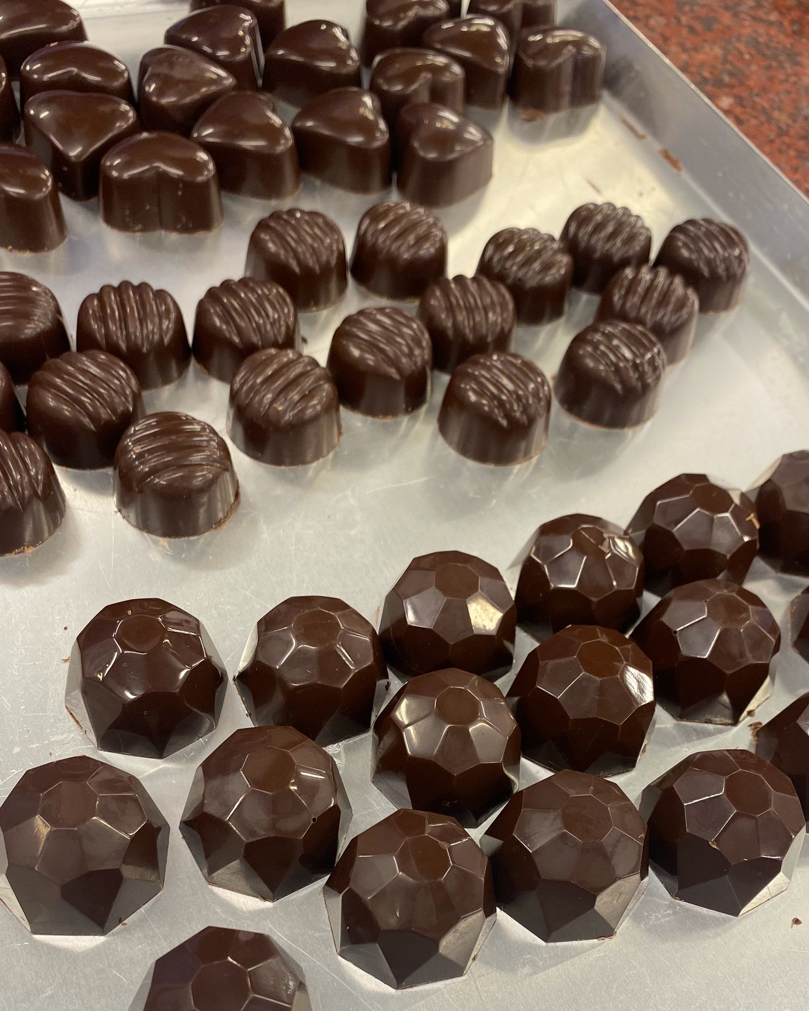 Mana チョコレート実習 たった1 差でツヤが出るか決まるのは 難しいけど面白い 今日でチョコと仲良くなれた はず 実際作るとチョコが高い理由が分かるな チョコレート 手作り お菓子作り 製菓学生 バレンタイン T Co Xfepepzgyn