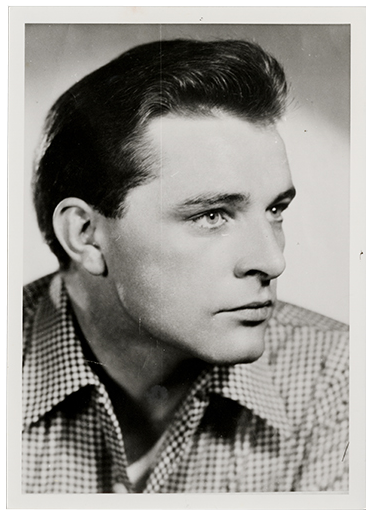 ‘I like being famous. I wonder how I’ll feel when I’m not. After twenty years of it now and a further few years I suppose it will feel very strange to be R. Jenkins again as it were.’

📷#RichardBurton's first professional headshot, 1945
© Richard Burton Archives

#BecomingBurton