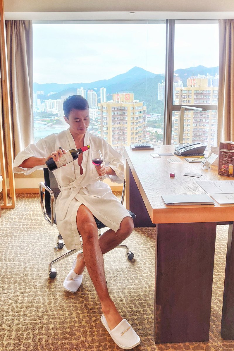 BenniPosenov's tweet photo. Top floor + Unobstructed panoramic view = The BEST!
台式小年，值得喝一杯！

@CourtyardHotels
#DrinkDrankDrunk
#staycationhongkong  
#studiosuite  
#panoramicview  
#racecourseview  
#topfloor  
#thebest  
#courtyardbymarriottshatin
#MarriottBonvoy https://t.co/3BRVWqOLX7