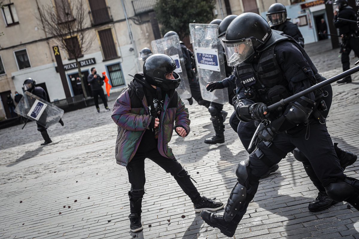 La provocació de V0X a Olot acaba amb llançament d’ous i pedres, càrregues i antifeixistes detinguts. Fotos per <a href="/MonDiari/">El Món</a>.