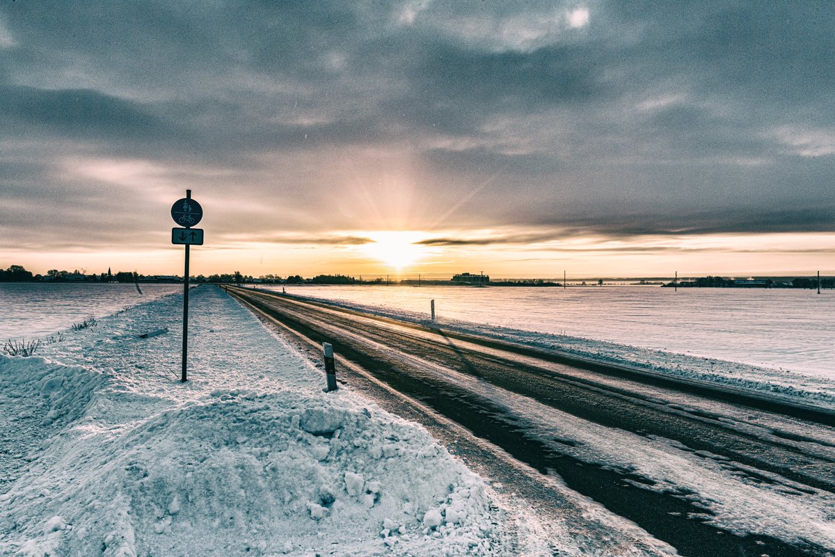 Achtsam bleiben!

Wir müssen aufpassen, dass die aktuelle Situation unser Leben nicht zu einer Einbahnstraße macht. Achtsamkeit ist unbedingt notwendig. Halten wir zusammen. Lassen wir unser Leben nicht grau werden.