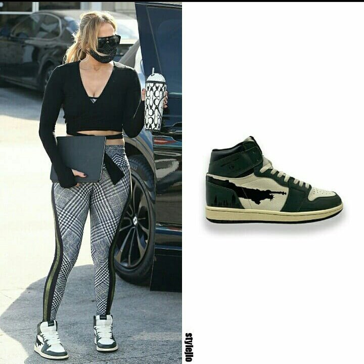 style_jlo's tweet photo. 4th December, 2020  @jlo  off to the gym in Miami 
She wore #niyamasol Asana Sports Bra in Racer Plaid (58$)
#niyamasol Racer Plaid Barefoot Leggings (88$)
#masqd Black Crystal Face Mask (20.00$)
#oreenyc Empire City High V1 Sneakers (out of stock)
#JenniferLopez https://t.co/28uRWU84KW