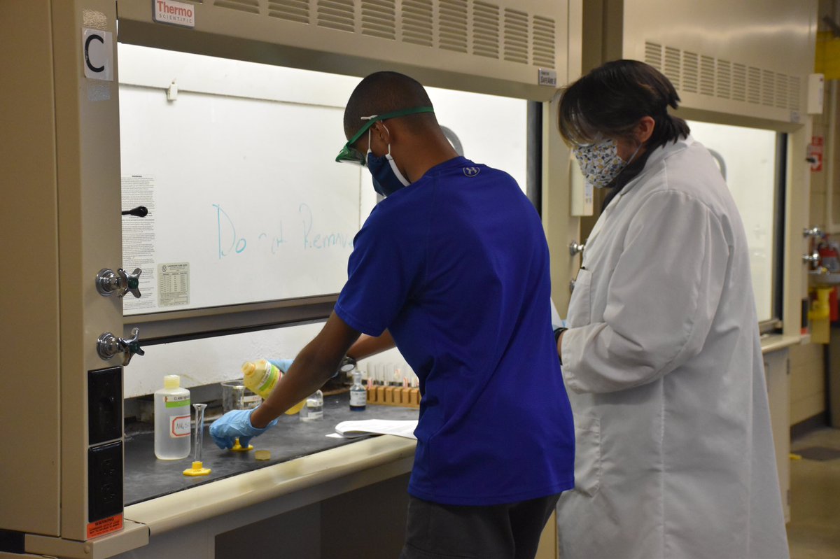 UTC_Chem_Phys's tweet image. General Chemistry 1 lab is back on campus after almost a year! #handsonlearning #MocsMaskUp