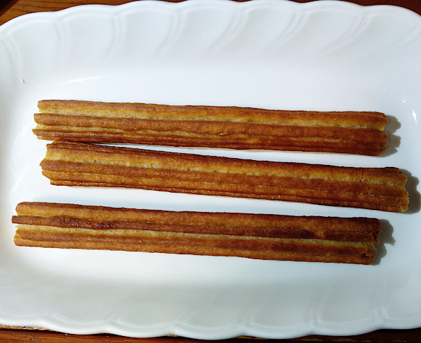 Anhelo 今日のつまみは 業務スーパーの冷凍チュロス スペインから輸入 既に揚げ てので 温めるだけで食べられる ちゃんとシナモンの味もするし 外側はカリッとしてるけど さすがに本物のような中がチーズ状にはなってないところは残念 とか