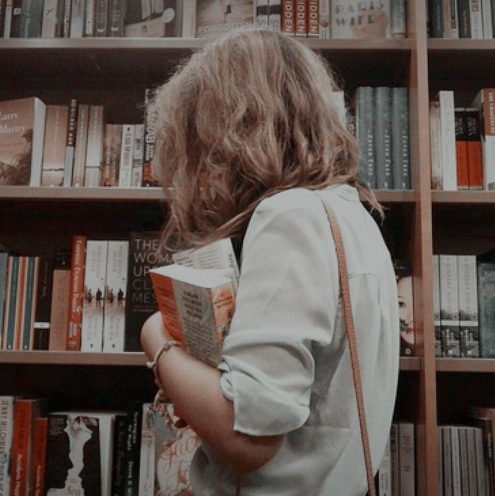 ParceiraDoAz's tweet photo. "Cresci no meio de livros, fazendo amigos invisíveis em páginas que se desfaziam em pó cujo cheiro ainda conservo nas mãos."

#defendaolivro https://t.co/1mWoxXwOYT