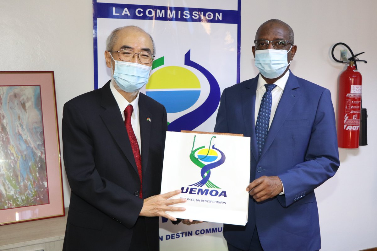 UEMOA_Officiel's tweet photo. Le Président de la #CommissiondelUEMOA a reçu en audience mercredi 10 février 2021 l'ambassadeur du #Japon au #BurkinaFaso #MasaakiKATO. #Abdallahboureima a également échangé avec le DG de la Confédération des Institutions Financières de l’Afrique de l’Ouest #MathieuSoglonou. https://t.co/xbhonZ3tvP