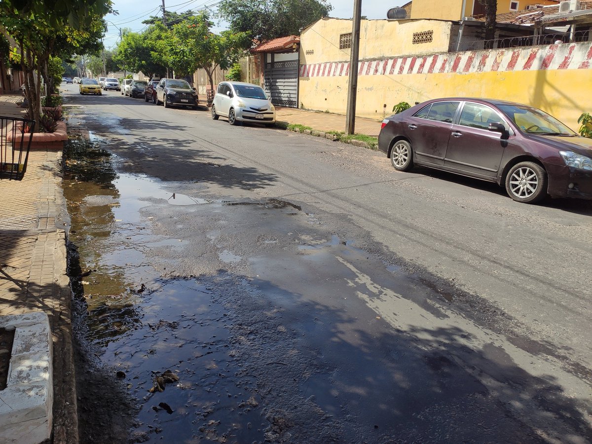 El_Rafa_PY's tweet photo. @VialidadAsu Teodoro Mongelos y José Aguilar, b°Ciudad Nueva 1 mes  sin que pretendan solucionar @EssapSA @nenechopy @AsuncionMuni @asu_transito nos manejamos como pueblo @flogismondi @Pedroguggiari @hector_rubin @Carlosmperalta @JuanManuelSalin @pipo_dios @Santula @ABCDigital https://t.co/TbVZAR3HIz