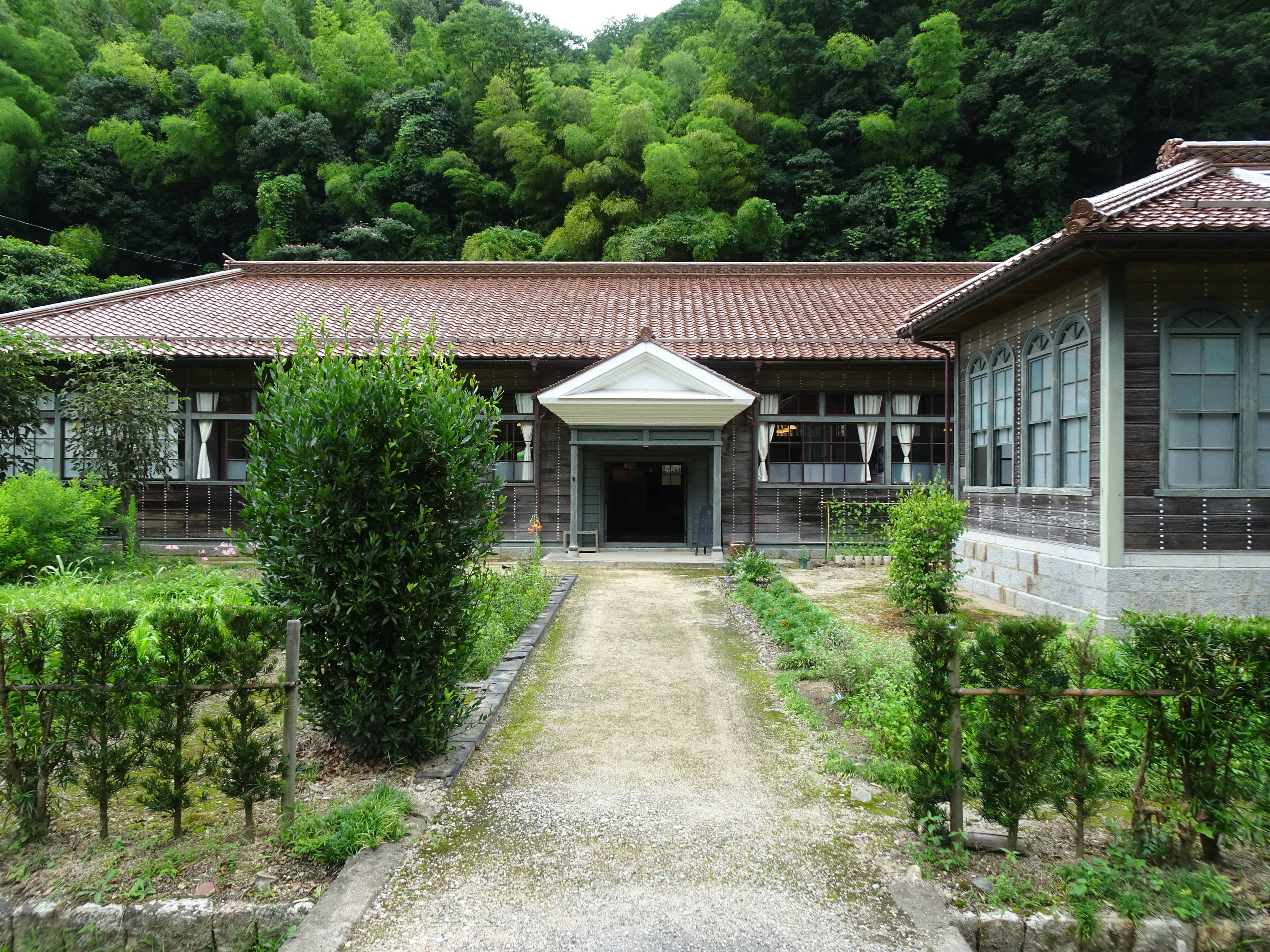 元島根県民のトリ 松江市東本町の再生古民家や 津和野の旧畑迫病院は廃墟 状態だったところからここまで綺麗に再生されたんだよね 再生に携わったひとには本当に頭が下がる思いだし 廃墟で終わるんではなくて再生できれば次の世代へ歴史を