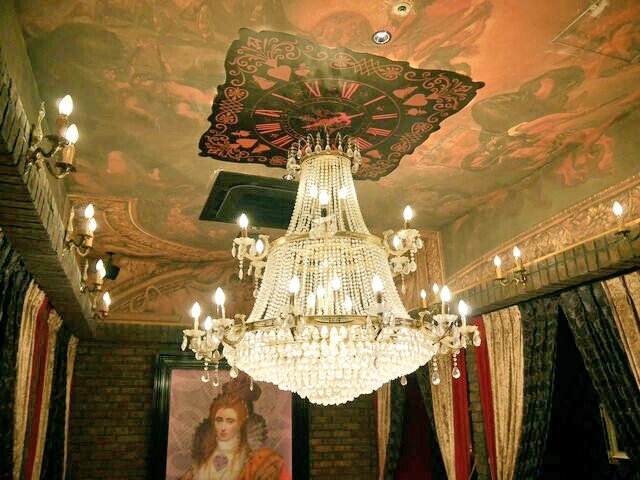 ｔｏｍ ｈ 池袋にある 古城の国のアリスと言うコンセプトレストランに行って来ました お屋敷内にはトランプの騎士が立っていたり 豪華なシャンデリアが輝いていて中世ヨーロッパのお城のような雰囲気で アリスの世界観が目の前に広がっていて 夢の中に