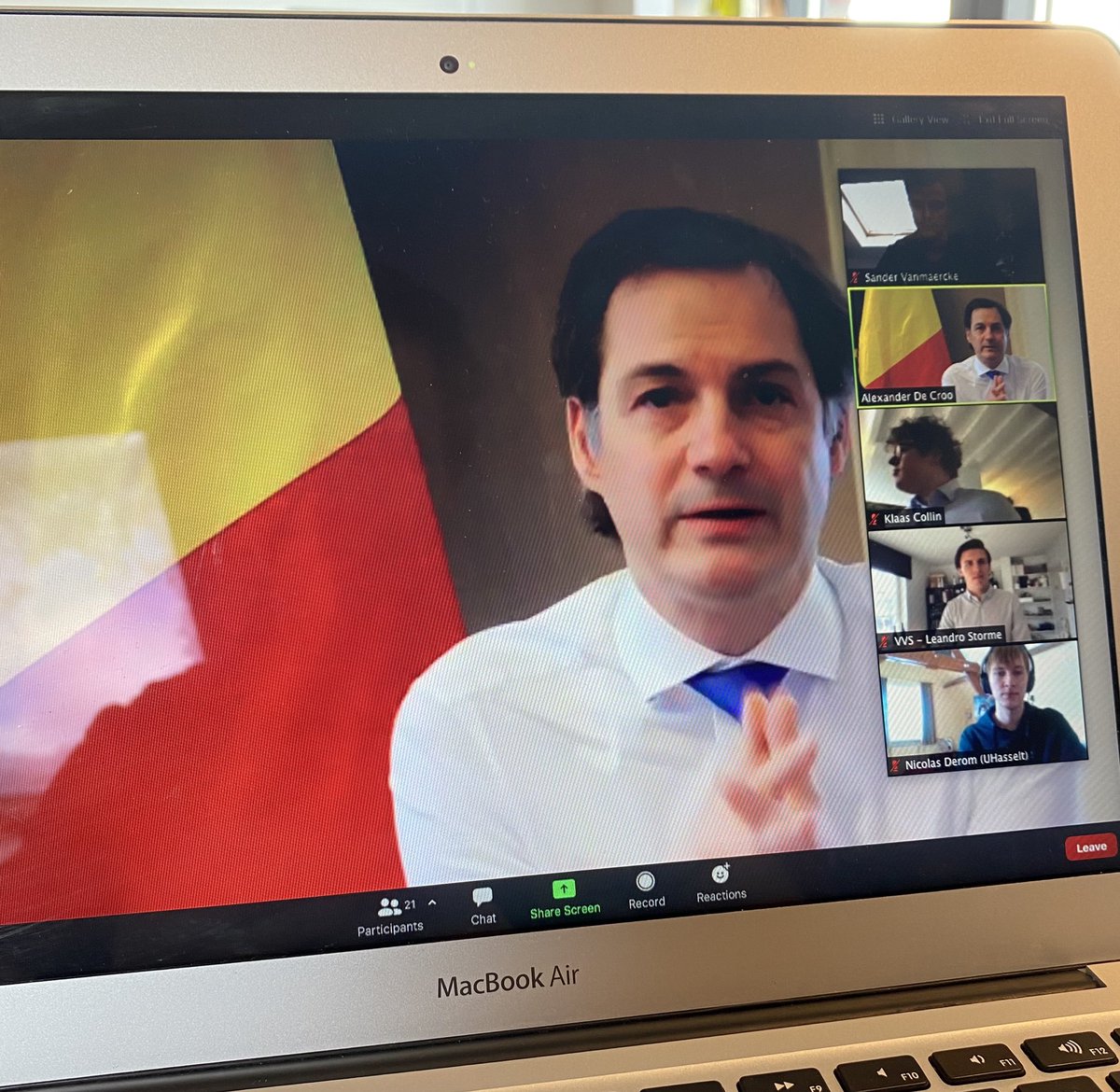 Boeiend overleg met <a href="/alexanderdecroo/">Alexander De Croo 🇺🇳</a> omtrent extra ondersteuning voor studenten. Goed om te horen dat er gesprekken lopen om op zoek te gaan naar een 1500 extra psychologen. (1/2)