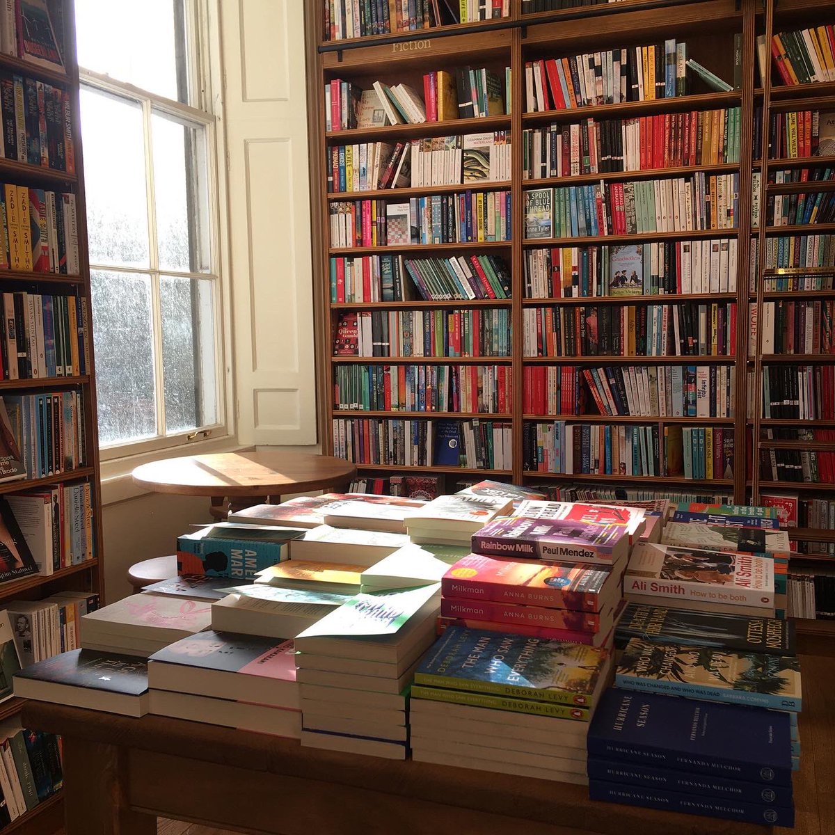ToppingsEdin's tweet image. Paperback fiction in the sun ☀️
Lots of exciting new paperbacks to celebrate here, including @rebeccawhatsun’s little scratch & A Feather on the Breath of God by #sigridnunez
Which of these have you read & enjoyed? 📚
