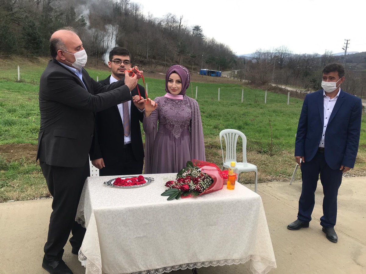 gokcebeybld's tweet photo. Belediye Başkanımız Vedat Öztürk, Kezban-Ali Rıza Çötür’ ün kızı Ayşe ile Mürvet-Ercan Yalçınkaya ‘ nın oğlu Halil İbrahim’ in nişan törenlerine katıldı.
Başkanımız, Allah tamamına erdirsin diyerek kurdelayı kesti.Her iki aileyi tebrik ederek hayırlı olması temennisinde bulundu. https://t.co/NglDA2Bwm4
