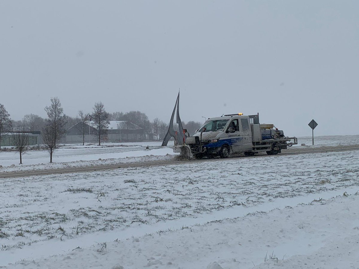 FlevoWegen's tweet photo. In heel Flevoland zijn de provinciale wegen en fietspaden schoon en goed berijdbaar. 
Wegen kunnen vanavond en vannacht door smeltwater weer wat opvriezen. Blijf alert op gladheid. 

#flevoland #sneeuw #gladheid https://t.co/7ffQnPRNn2