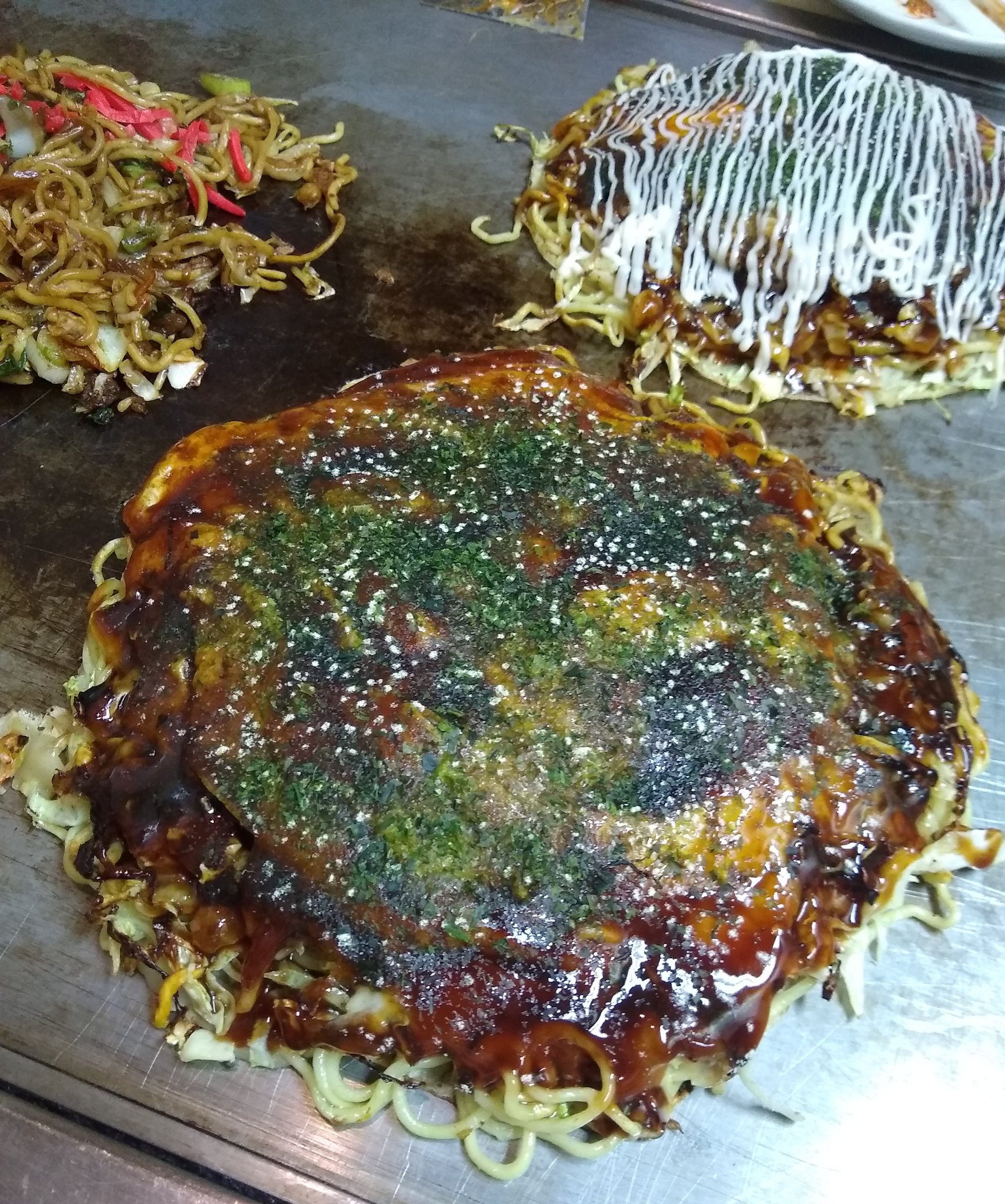 くれいとん プラザモダン焼き 大阪で食べれる数少ない美味い広島焼き いや広島風お好み焼き いや 敬意を込めてやっぱり 広島焼き お好み焼きのジャンルで言うと広島焼きがチャンピオンです 貴重なお店 まだまだ繁盛してもらいたいです 淀川
