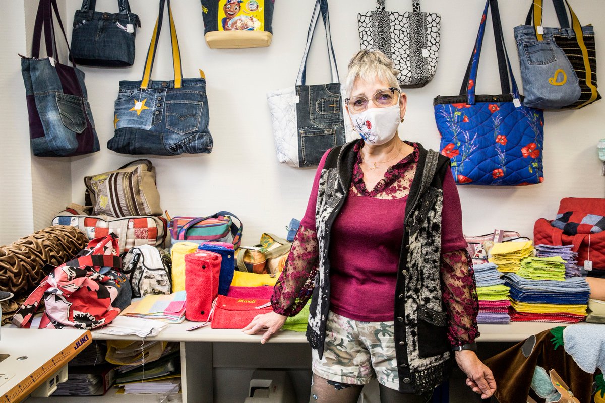 Odile, encadrante de l’Atelier de confection manuelle, fabrique des objets en tissu recyclé. Dès le début de la crise, l’atelier s'est reconverti ds la confection de masques grand public. Ce défi restera une expérience synonyme d’ingéniosité &amp; d’esprit d’équipe. #HistoireDeLiens