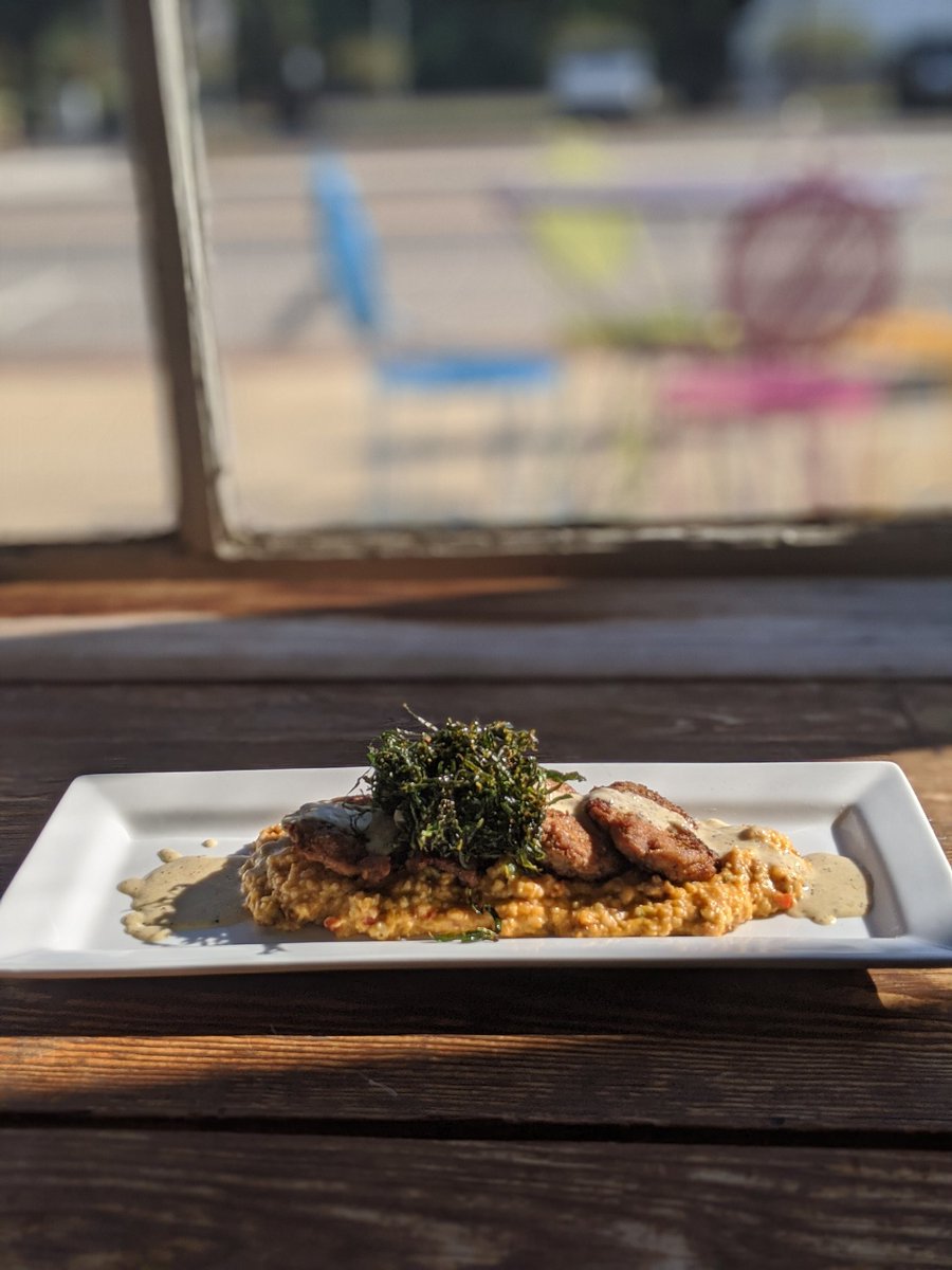 Juniperlicious's tweet image. @ManchesterQuail with @Adluh Dirty Grits &amp;amp; @WPRawl Flash Fried Collards! This is @Discover_SC on a plate! #yum #lovelocal @Certified_SC @SCDAgriculture @SCPoultryFed @Southern_Living #glutenfree @SCFarmBureau @VisitLakeMurray @ridge_spring @foodandwine