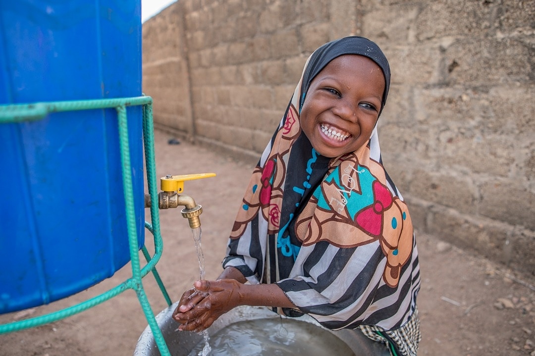 Alice, 4 ans, montre à ses amis comment se laver les mains, un geste essentiel contre la COVID-19 et bien d'autres maladies. 

De nombreux enfants au Bénin n’ont pas accès à l'eau.
 L’ <a href="/UNICEF/">UNICEF</a> et ses partenaires s’efforcent à améliorer leurs conditions de vie, #PourChaqueEnfant