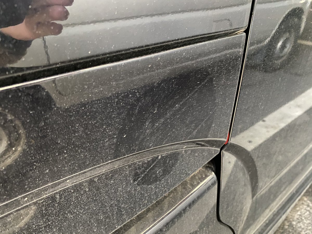 近迷 妻の車 2ヶ所当てられてますな ボール 1ヶ所当てた時点でやめろよ 悪いと思えよ ふざけんな 謝りもしないならボール遊びすんなや ほんと腹立つわ