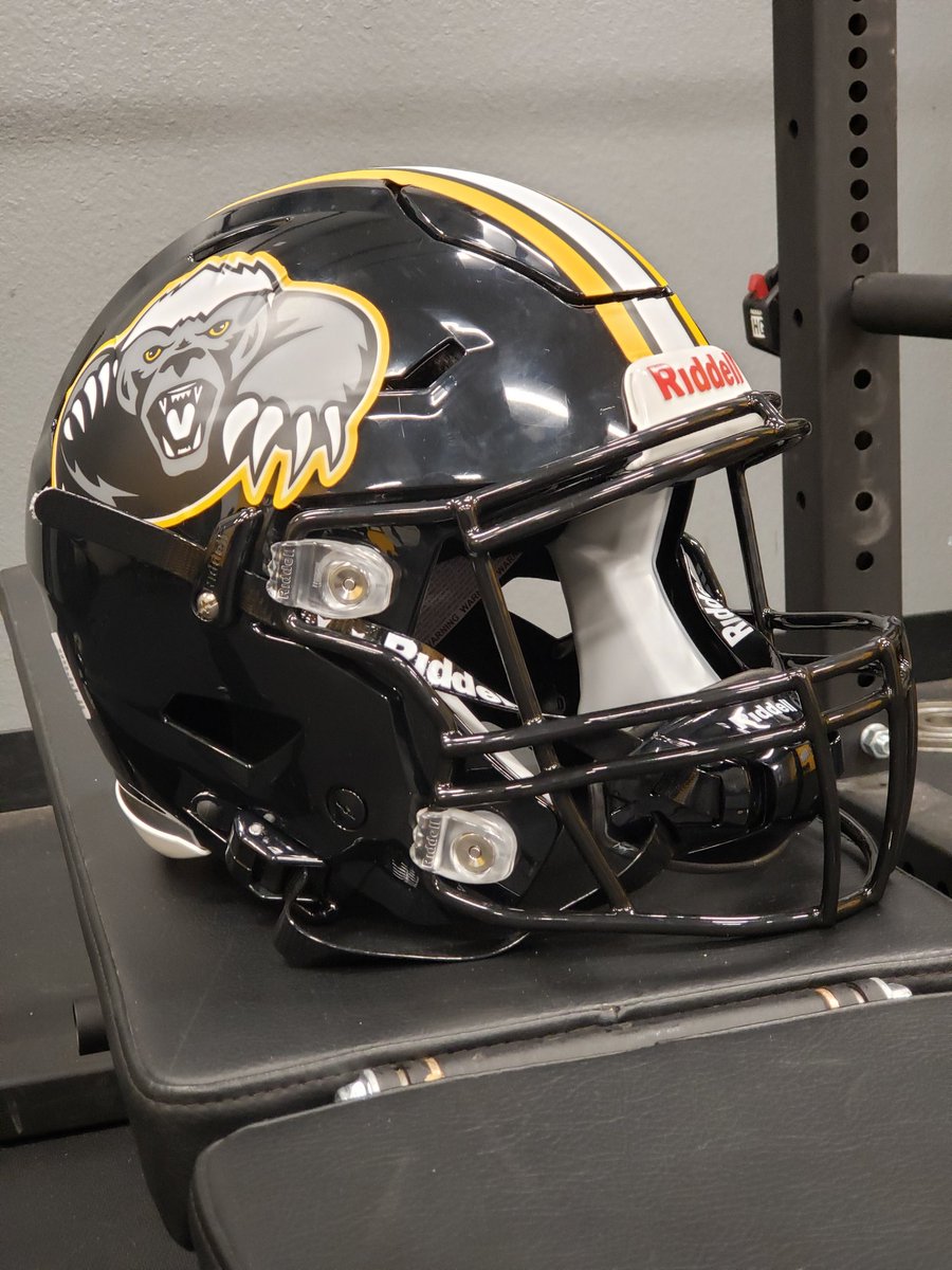 wsstephenson1's tweet photo. New helmets came in for the Honey Badgers!! Looking good Highland Prep! #gohoneybadgers #badgerraid #buildingaculture https://t.co/FyJM2wsMt3