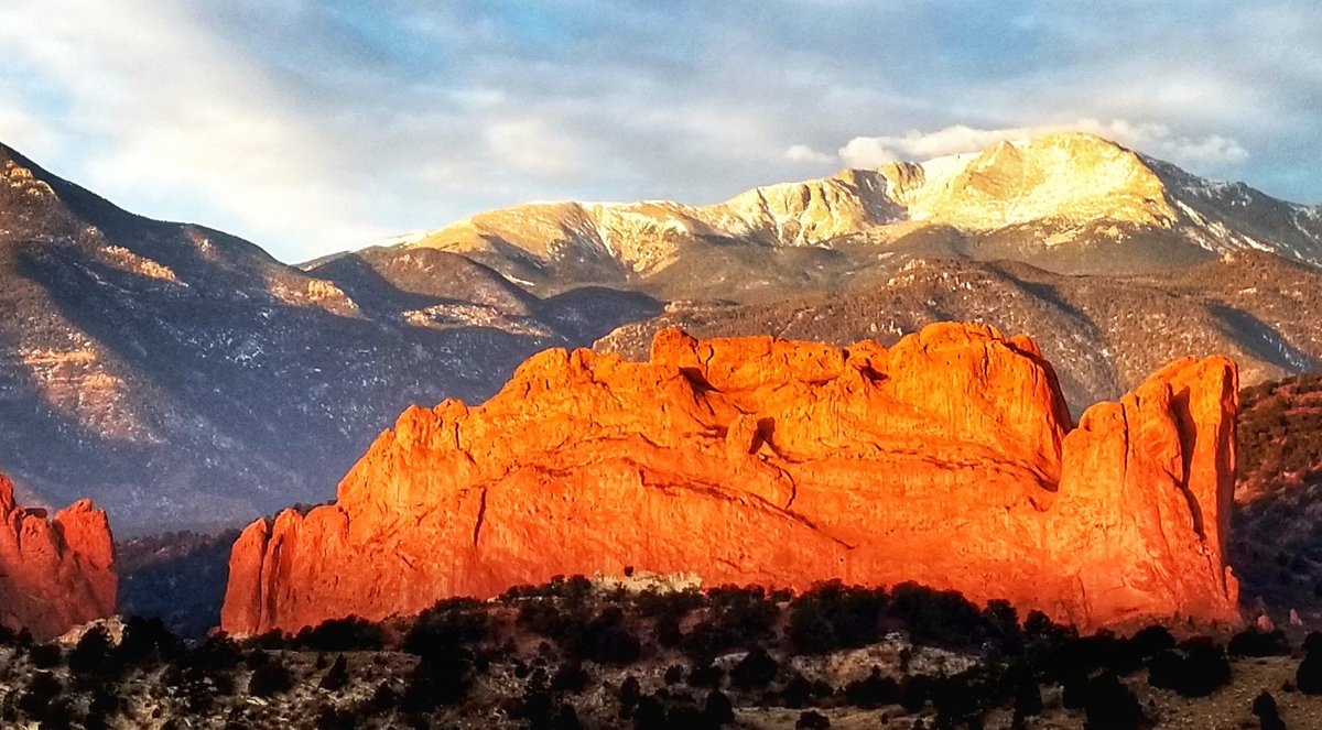 Colorado's tweet photo. "@ILoveManitou: #Colorado Sunrise over Pikes Peak and the Garden of the Gods. 🌞💙" https://t.co/I6xfc9UX63