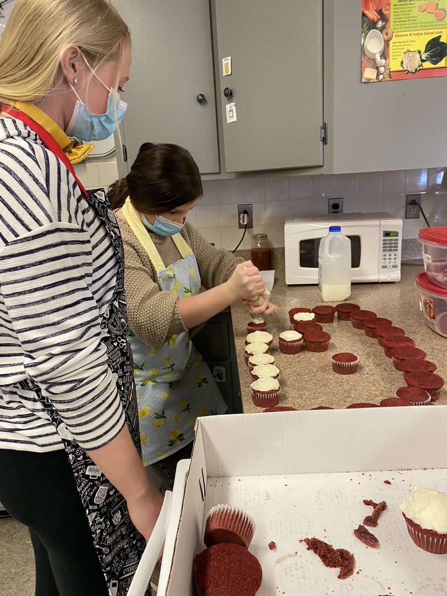 chambers_fccla's tweet photo. Decorating some cupcakes for Nebraska’s 75th anniversary! #fcclaweek https://t.co/61SBPKU1X2