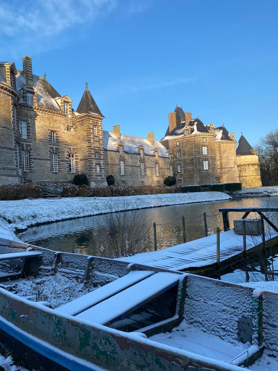 Le joli manteau blanc au réveil ce matin au Château de Canisy❄️
#chateaudecanisy #manchetourisme #normandietourisme