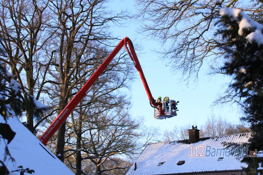 Brandweer blust schoorsteenbrand bij woning op landgoed "De Schaffelaar". 112Barneveld.