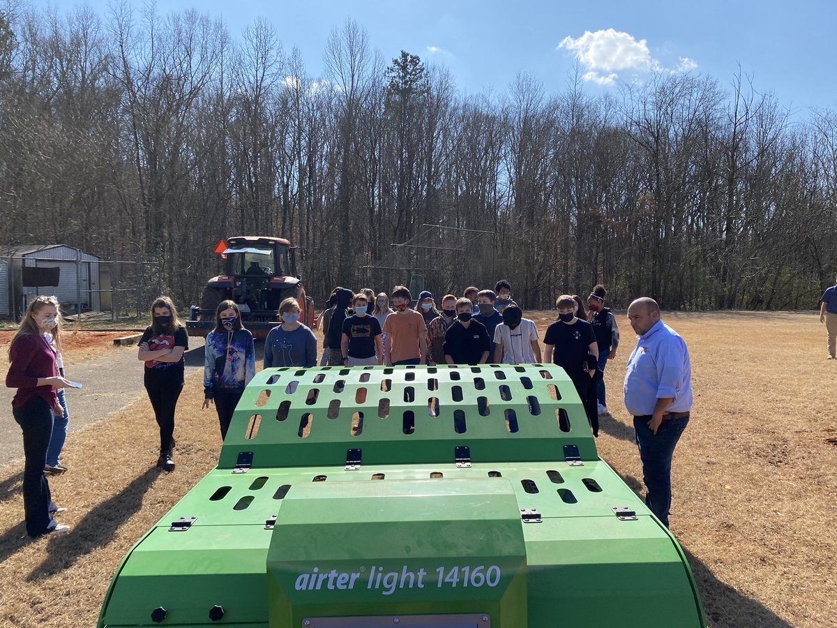 cliffwstewart's tweet photo. Field Day at Riverside Middle School in Anderson, SC #AIRTER #AERATIONDAY #GIVINGBACK #COACH50 @STECEquip @life_turf @BCSTEC9 @BertBrace 😎🚜 https://t.co/GlhCD83ahE