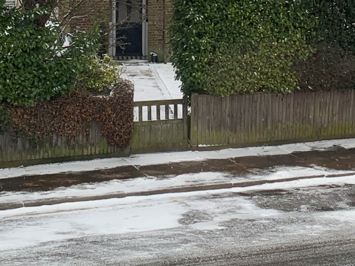 LBofBromley's tweet photo. Snow Friends are being thanked for their volunteer snow clearance work, helping to clear their residential road of snow and ice, with around the clock salting operations continuing https://t.co/pMDz727aVd https://t.co/4yn9dL8EAZ